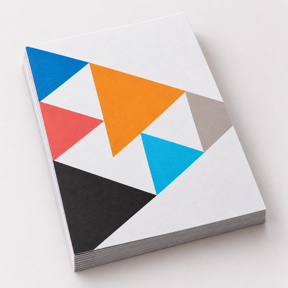 Stapel flyers met wimpelontwerp in de B-Ambitious-kleuren