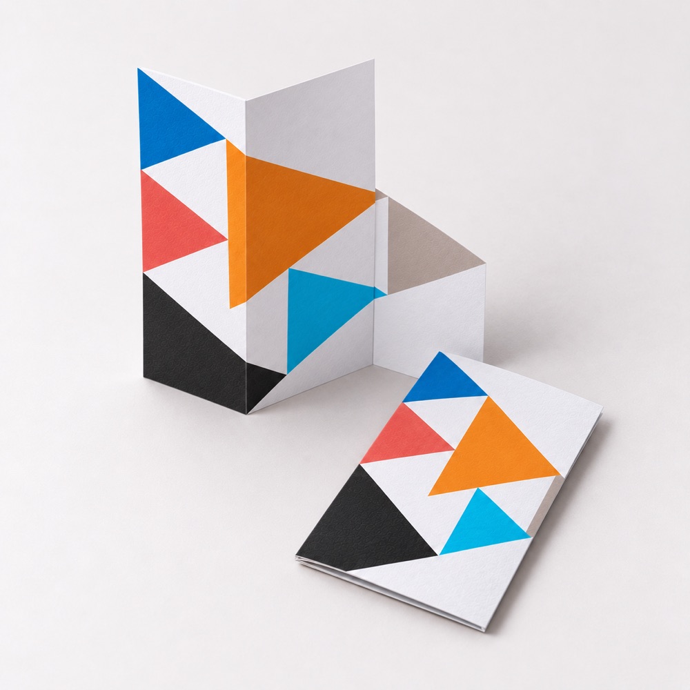 Drieluikfolder, half open en dichtgevouwen