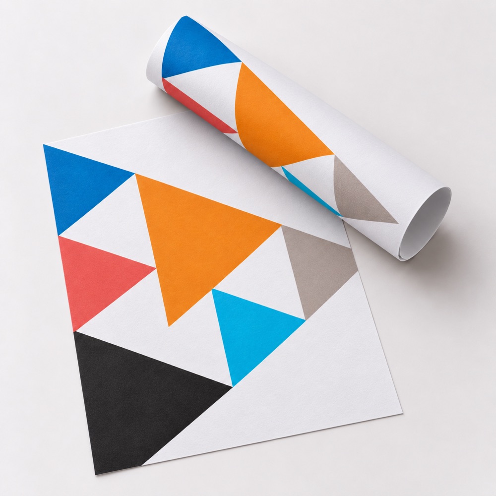 Twee posters, een plat en een half opgerold